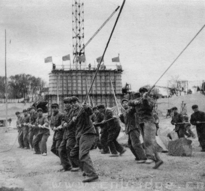 解放軍指戰(zhàn)員參加建橋勞動(dòng)