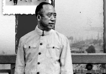 武漢長江大橋建成通車，凝聚著滕代遠(yuǎn)的一片心血。圖為通車前一天他在公路橋上回眸。