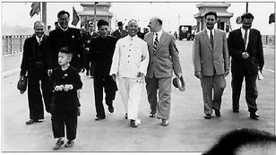 1957年10月14日，滕代遠(yuǎn)和前蘇聯(lián)客人走在武漢長江大橋公路橋上。前面小孩為筆者。