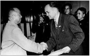 1957年10月15日，滕代遠(yuǎn)部長向?qū)＜椅髁诸C發(fā)榮譽證書