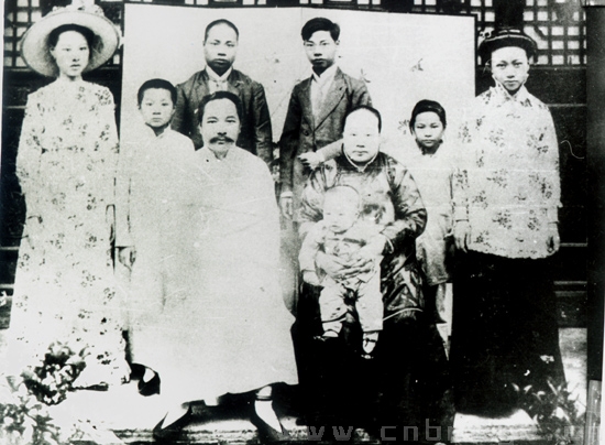1913年，茅以升先生在南京與家人合影（后排右一為茅以升）