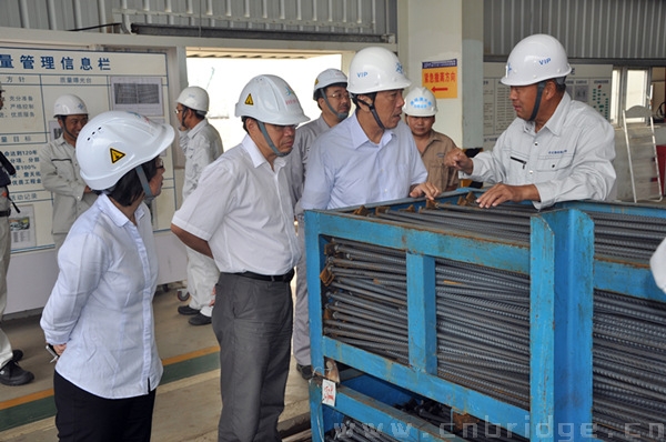 交通運(yùn)輸部總工周海濤到港珠澳大橋島隧工程視察