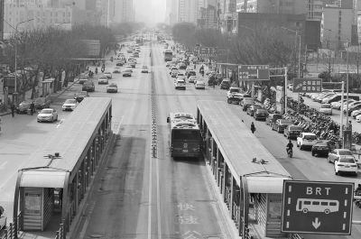 鄭州市農(nóng)業(yè)路與中州大道交叉口一路向西，沿線兩側(cè)仍在拆遷。