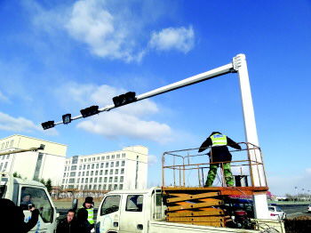 完成覆蓋全市11條高速公路的智能交通系統(tǒng)建設(shè)、新增免費(fèi)限時(shí)臨停泊位5000個(gè)……今年,島城將全面開(kāi)展道路交通安全隱患整改,年底前完成501處隱患路段整改,將定期公開(kāi)駕校畢業(yè)學(xué)員的交通違法率和肇事率。