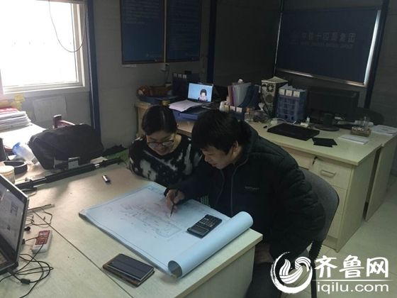 因?yàn)楣ぷ餍再|(zhì)，楊曉娜和肖永強(qiáng)在一起最多的時(shí)間是在一線學(xué)習(xí)工作，共同進(jìn)步。（齊魯網(wǎng)發(fā) 趙巖 攝）