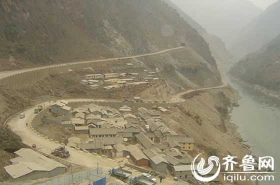剛剛大學(xué)畢業(yè)，楊曉娜和他未來的丈夫肖永強(qiáng)在大山深處一干就是三年。（齊魯網(wǎng)發(fā) 趙巖 攝）