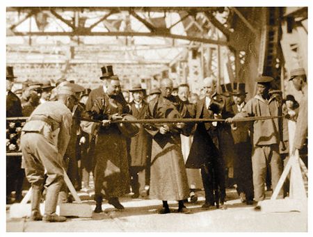 竣工典禮剪彩瞬間，中間者為張作霖所派代表中華民國(guó)內(nèi)務(wù)部次長(zhǎng)齊耀珹，其左側(cè)為曾任交通總長(zhǎng)的吳毓麟。
