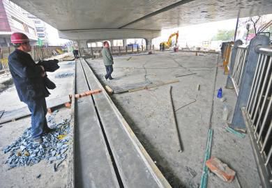 昨天，改造重建后的少年路西橋主體基本完工，橋面鋪設(shè)和兩側(cè)護欄安裝已經(jīng)完成，下一步將進入橋面的瀝青鋪設(shè)和護欄粉刷階段。少年路西橋原橋橋梁受外界自然條件和過往車輛荷載影響導(dǎo)致破壞嚴重。此次重建后的新橋分為三幅，南北兩側(cè)為3.25米人行道，中間為15.75米機非混行道，人行道與機非混行道之間為2.5米，采用護欄隔離。按照施工計劃，新建少年路西橋?qū)⒂?月5日竣工通車。