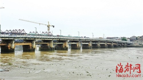 現(xiàn)在的寧海橋是雙層橋面，上層是1983年修的水泥公路橋，下層是古石橋