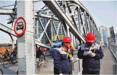 歷史悠久的蘇州河鋼結(jié)構(gòu)老橋—浙江路橋即將大修，目前已開始前期籌備。浙江路橋有著造型優(yōu)美的魚腹式簡支梁鋼桁架，1908年英國人參與建造時，使用了鉚接工藝，目前已到必須大修之時。據(jù)悉，浙江路橋雖幾經(jīng)修繕，但經(jīng)歷了107年的風風雨雨，整橋處于危橋狀態(tài)，特別是橋身下部銹蝕嚴重，如不徹底檢修，將無法安全服役。