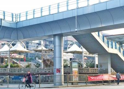 2015年3月24日本報記者探訪時發(fā)現(xiàn),該天橋已被噴上了“拆”字。 2015年3月24日本報記者探訪時發(fā)現(xiàn),該天橋已被噴上了“拆”字。