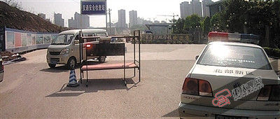 2日起,張某利用鐵架床攔路,對過往車輛強(qiáng)行收取過路費(fèi)。警方供圖 2日起,張某利用鐵架床攔路,對過往車輛強(qiáng)行收取過路費(fèi)。警方供圖