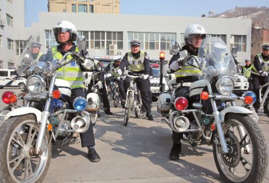 4月5日，在沙依巴克區(qū)交警大隊(duì)，民警騎上新配發(fā)的巡邏自行車和摩托車。
