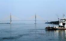 圖為1月拍攝的橫跨柬埔寨湄公河的河良大橋。（摘自共同社）