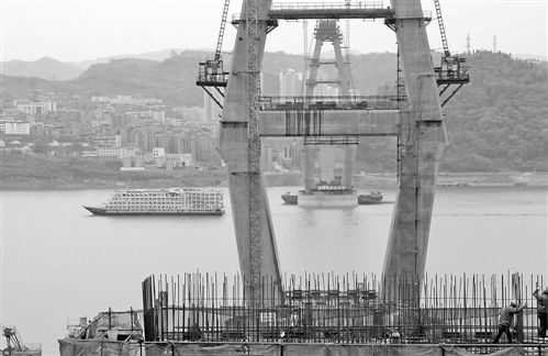 4月9日,豐都長江二橋正在建設(shè)中?？偼顿Y近13億的豐都長江二橋已完成總工程量的55%,預計明年10月投用。該橋建成后,將進一步推動豐都長江兩岸的經(jīng)濟發(fā)展。