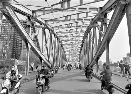 浙江路橋建成于1908年，在蘇州河橋梁大家族中排在第二位。