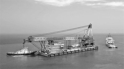 4月15日，“瑞航05”輪在拖輪帶動下從青島海西重機有限責任公司碼頭駛向大海。