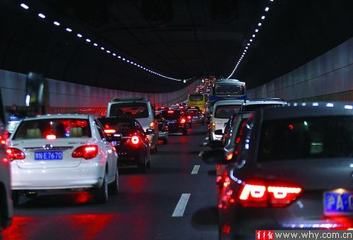 圖片說明：從市區(qū)到崇明的長江隧橋逢節(jié)假日易出現(xiàn)擁堵。資料圖
