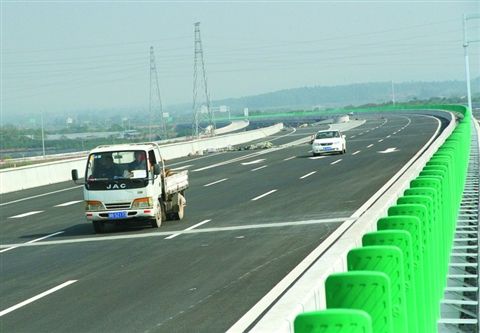 車輛行駛在肇花高速三水段上。目前，三水已有肇花、西二環(huán)、二廣、廣肇等多條高速公路通車，廣佛肇高速通車后，三水交通區(qū)位優(yōu)勢將更加明顯。