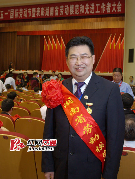 大學一畢業(yè)，方聯(lián)民就進入湖南路橋工作，用32年的時間踐行他的路橋之夢，從最基層的技術(shù)員成長為路橋湘軍的掌門人，為中國路橋建設事業(yè)做出了巨大的貢獻。圖為，湖南路橋董事長、總經(jīng)理方聯(lián)民在湖南省委禮堂參加勞模表彰大會。（攝影