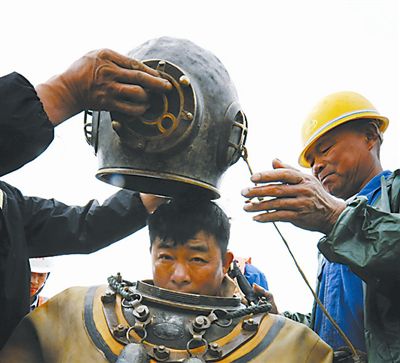 5月2日，冒著蒙蒙細(xì)雨，郝晉新帶領(lǐng)著創(chuàng)新工作室的成員們，對淮南孔李淮河大橋工程施工中關(guān)于采空區(qū)橋墩固定的攻關(guān)課題進(jìn)行最后一次現(xiàn)場數(shù)據(jù)核查。