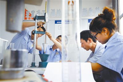 創(chuàng)新工作室成員們對工地采集回來的數(shù)據(jù)進(jìn)行計算分析