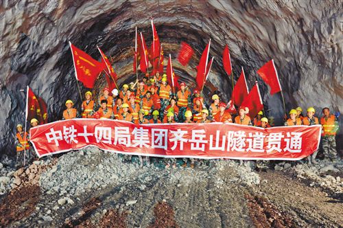 5月9日，湖北利川至重慶萬(wàn)州高速公路的咽喉工程—齊岳山隧道貫通。齊岳山隧道穿越鄂西艱險(xiǎn)山區(qū)的大面積巖溶地帶，是地質(zhì)條件非常復(fù)雜的公路隧道，這條隧道的貫通標(biāo)志著我國(guó)特殊不良地質(zhì)條件下地下工程的科研與施工技術(shù)取得重大突破。據(jù)介紹，利（川）萬(wàn)（州）高速公路湖北段全長(zhǎng)42.11公里，全線咽喉工程齊岳山隧道的按期安全貫通，為利萬(wàn)高速公路如期在2016年建成通車奠定了堅(jiān)實(shí)的基礎(chǔ)。