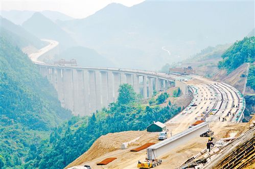 日前，忠縣至萬州高速公路萬州段河源特大橋正在施工建設。忠萬高速全長78公里，總投資80億元，2013年中期開工建設，目前已完成總體工程量的70%左右，預計明年通車。記者
