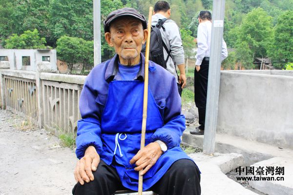 96歲的樂(lè)山雙橋村村民王國(guó)升參與了樂(lè)西公路五洞橋的修建。（中國(guó)臺(tái)灣網(wǎng) 宣玲玲 攝）