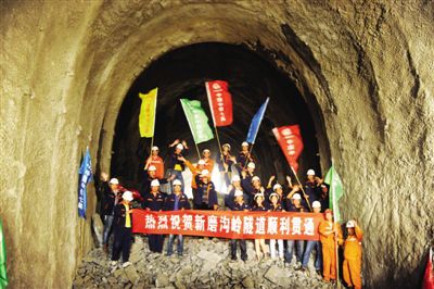 5月24日，中鐵七局路橋公司施工人員現(xiàn)場慶祝隧道貫通。當日上午，經過中鐵七局路橋公司施工人員30個月的施工，地處陜西秦嶺腹地、全長6900米的寧西鐵路增建二線（陜西段）控制性工程—新磨溝嶺隧道順利貫通。新華社發(fā)
