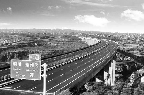 截至5月中旬，陜西省計劃今年建成通車的三條高速公路出省通道已完成預(yù)期投資，實現(xiàn)路基工程貫通，年內(nèi)通車已成定局。