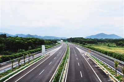 屯瓊高速，一條綠色之路，富民之路。