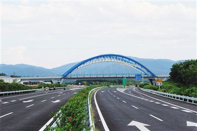 屯瓊高速楓木立交跨線橋。