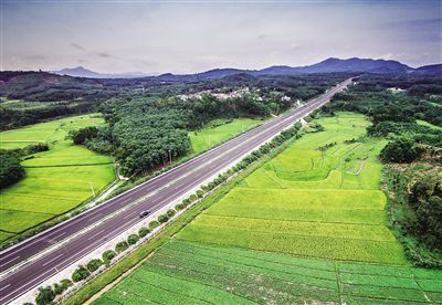 新建成通車的屯瓊高速公路猶如一條彩帶，飄逸在中部地區(qū)的青山綠水間。顯煌