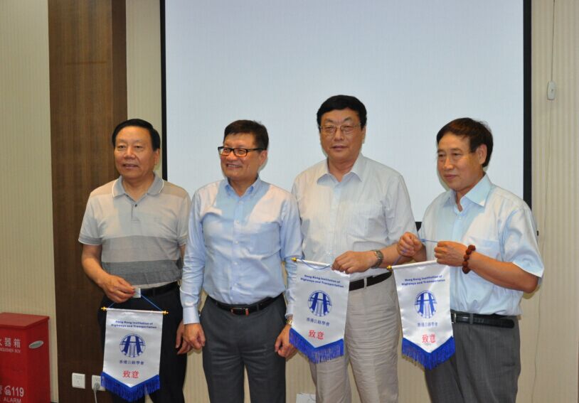 2015年6月4日至5日，香港公路學會鄭定寧會長一行9人到訪中國公路學會，并與中國公路學會、北京公路學會、上海市公路學會在北京召開了交流座談會，中國公路學會劉家鎮(zhèn)副理事長主持座談會，中國公路學會秘書處領(lǐng)導(dǎo)及有關(guān)部門負責人參加座談會。