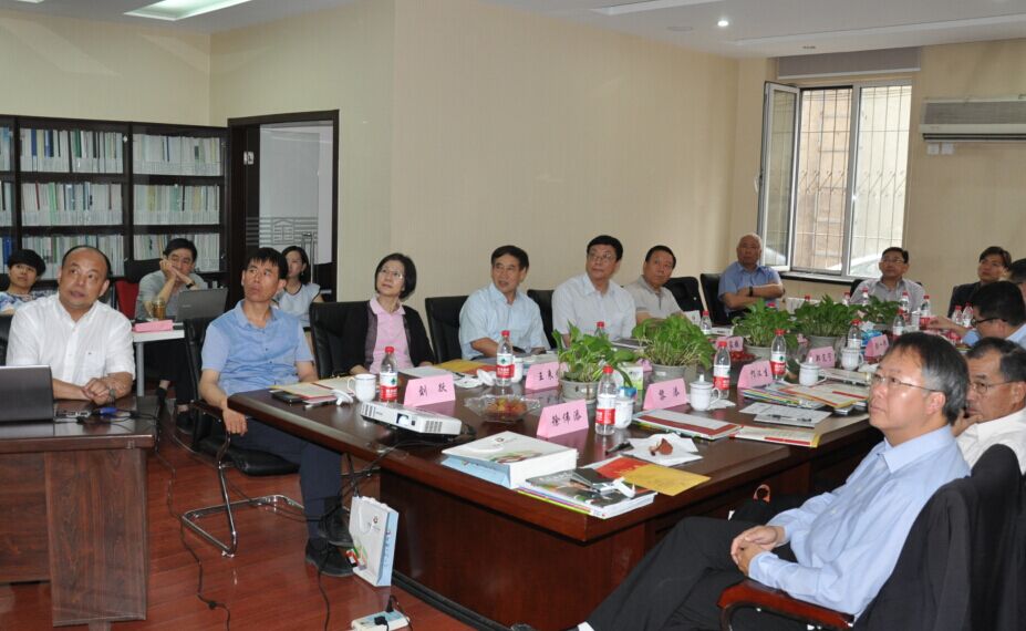 2015年6月4日至5日，香港公路學會鄭定寧會長一行9人到訪中國公路學會，并與中國公路學會、北京公路學會、上海市公路學會在北京召開了交流座談會，中國公路學會劉家鎮(zhèn)副理事長主持座談會，中國公路學會秘書處領(lǐng)導(dǎo)及有關(guān)部門負責人參加座談會。