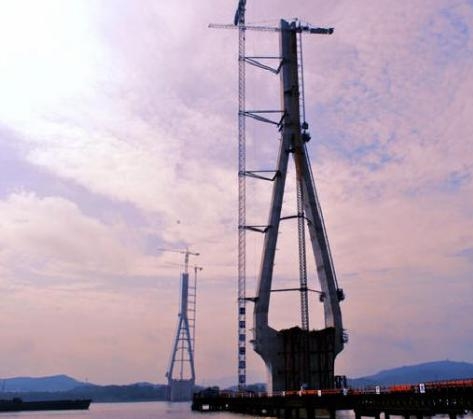望東長江大橋南北主塔已經(jīng)封頂