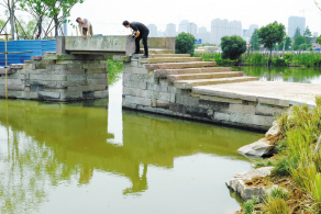 歷經(jīng)半年多，金價古橋已落戶新家，搬到了附近的漁金公園。寧波近年來遷建了多座古橋，包括張斌橋、古洞橋、五龍橋等。記者 龔國榮