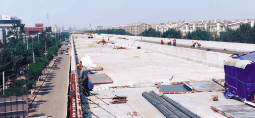日前，迎賓路高架橋施工正在緊張進(jìn)行中。6月16日，沈陽市建委相關(guān)負(fù)責(zé)人介紹，預(yù)計(jì)7月中旬，高架橋主體工作將完成，最快8月底前橋梁將具備通車條件，9月份正式通車。橋梁全線將預(yù)留WIFI接口，成為沈陽市首座免費(fèi)WIFI快速路。