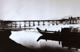 新晃古橋（1949年攝），民國(guó)時(shí)期從湖南到貴州路途艱難，林徽因一家既坐了車又乘了船。