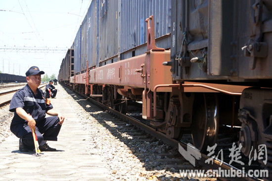 列車到達(dá)作業(yè)場，檢車員們按規(guī)定接車，觀察列車進(jìn)站時運(yùn)行狀態(tài)