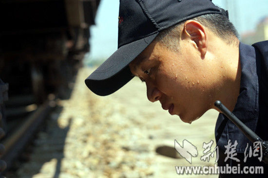 工作中，檢車員們個個汗流夾背，豆大的汗珠順著臉膛流淌