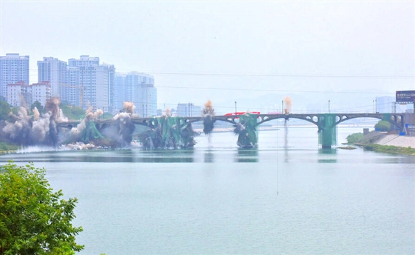 Bang！2888支雷管瞬間覆滅張家界250米大橋