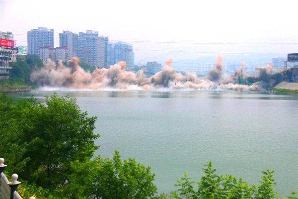 Bang！2888支雷管瞬間覆滅張家界250米大橋