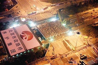 圖為等待嵌入的新橋面。