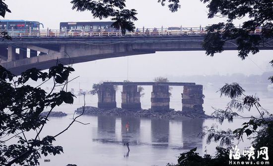 由從宋代浮橋、明代石橋到現(xiàn)如今全國最美斷橋，福州閩江上的洪山古橋已歷經(jīng)千余年。宋代理學大家朱熹曾十多次來到福州，也都是經(jīng)過當年的浮橋進城。
