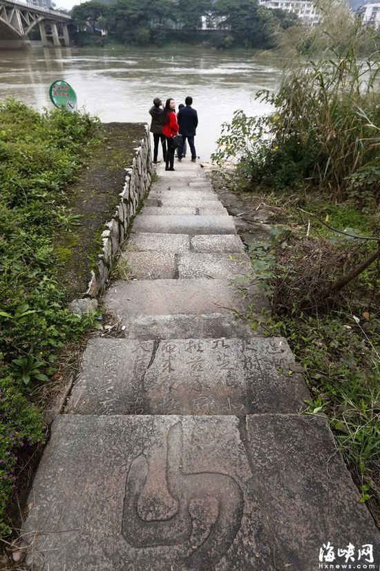 洪山古橋旁一段石階,有前人鐫刻的石碑