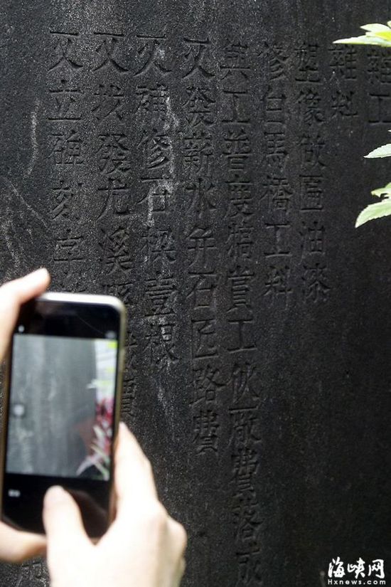 “現(xiàn)在不是討論要不要保護古橋的問題，而是必須保護古橋。”省政協(xié)委員雷云說，福州是國家級歷史文化名城，今年2月發(fā)布的《福州歷史文化名城保護規(guī)劃》中已將洪塘片區(qū)納入8片歷史文化風貌區(qū)當中。洪山斷橋是洪塘風貌區(qū)中的一個元素，已上升到法律層面，必須將其保護起來。