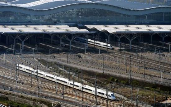 12月16日，從空中俯瞰長沙南站，一列高鐵列車正緩緩駛出站臺。長沙南站與機場磁懸站進行了無縫對接，長沙磁浮快線正式開通運營后，乘客從長沙高鐵南站搭乘磁浮列車，只需10余分鐘即可到達黃花國際機場。