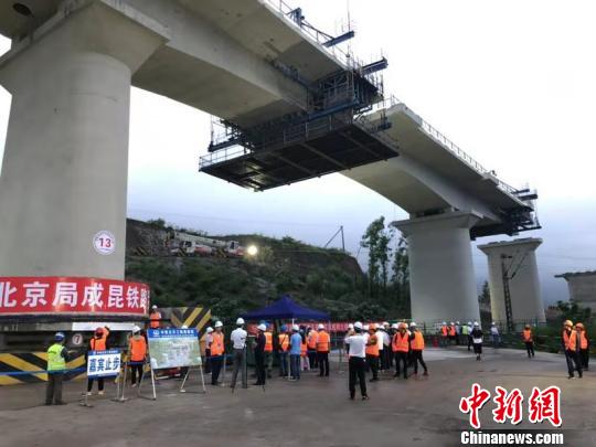 圖為大橋轉體現(xiàn)場。鐘欣 攝